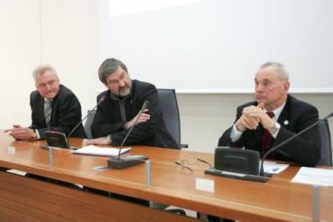 Pasipriešino: dėl G.Babravičiaus (centre) brukamos sporto mokyklų reorganizacijos nesutariama pačioje savivaldybėje – tarybos narys P.Tamošauskas (dešinėje) parengė alternatyvų projektą.