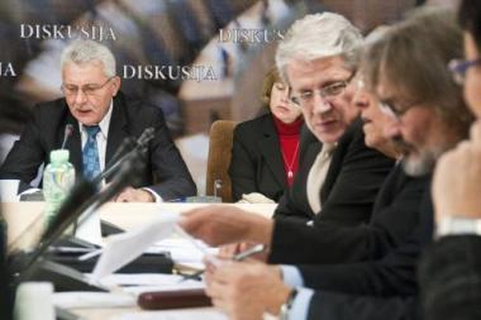 Savikritika: A.Salamakinas (kairėje) mano, kad jo vadovaujama komisija tapo bedantė.