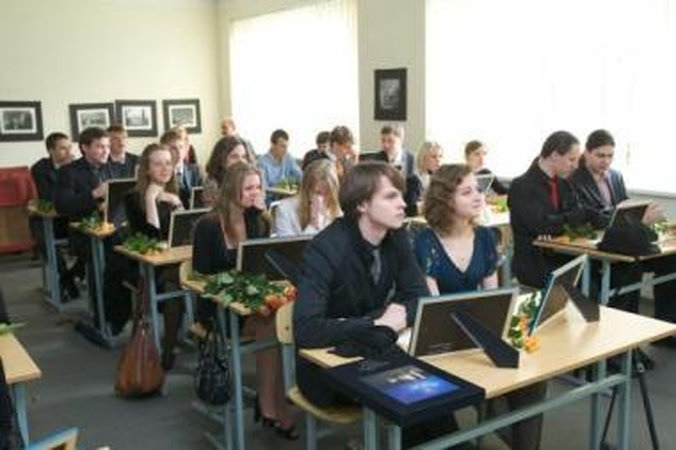 Pokyčiai: mokyklos suolas abiturientams netrukus liks tik prisiminimas.