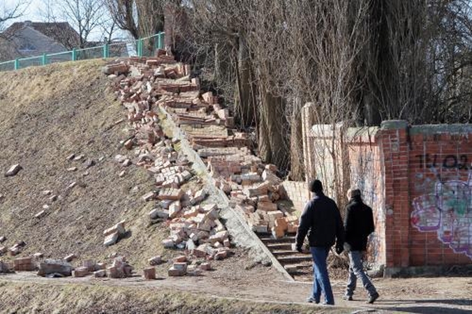 Tvora – lyg kortų namelis