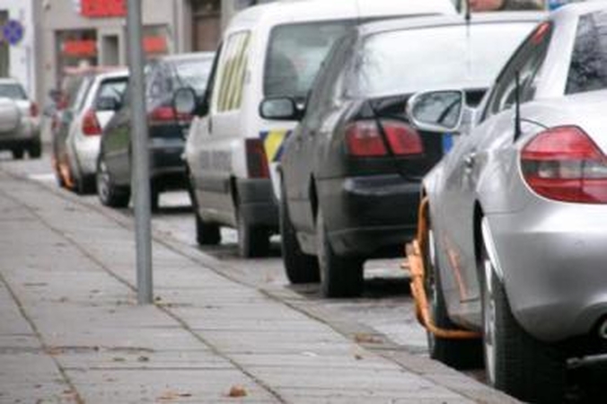 Pažeidėjai: automobilių ratai Vokiečių gatvėje dabar blokuojami itin aktyviai.
