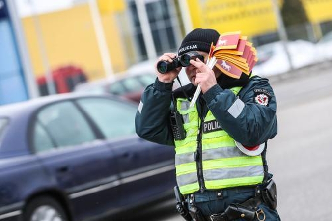 Policininkai ne baudė, bet sveikino