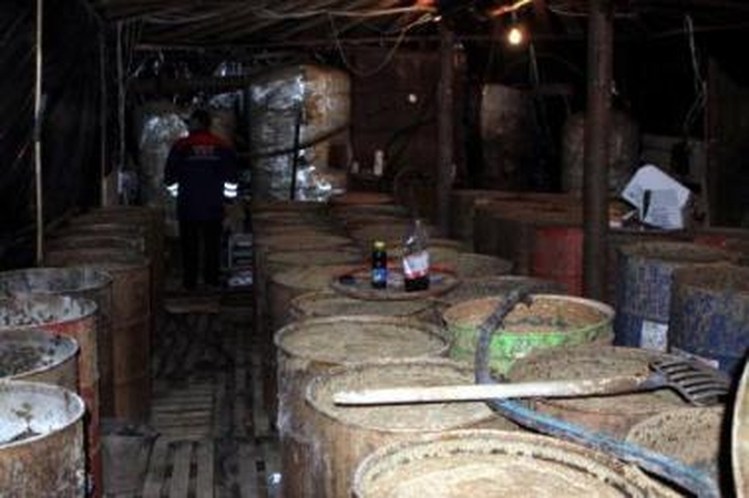 Įranga: naminę degtinę vyrai virė po šiaudais įrengtoje patalpoje.