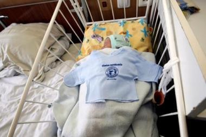 Prevencija: pirmosiomis gyvenimo dienomis gauti marškinėliai primena apie rūkymo žalą.