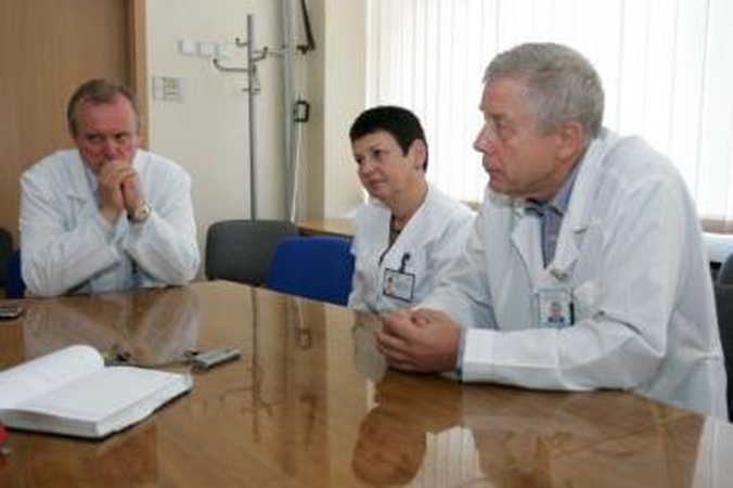 Argumentai: Vilniaus universiteto vaikų ligoninės vadovai Kęstutis Saniukas (pirmas iš kairės), O.Zimanaitė ir V.Usnonis įsitikinę, kad valdžia sutaupyti bando skriausdama vaikus.