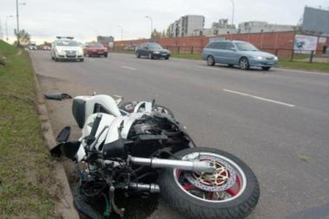 Smūgis: po avarijos motociklas "Honda" nuskriejo apie 300 metrų.