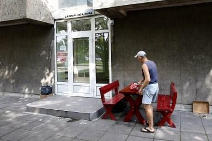 Erzelis: šio naktinio baro lankytojai alkoholinius gėrimus nešasi gerti tiesiai į čia esantį skverelį.