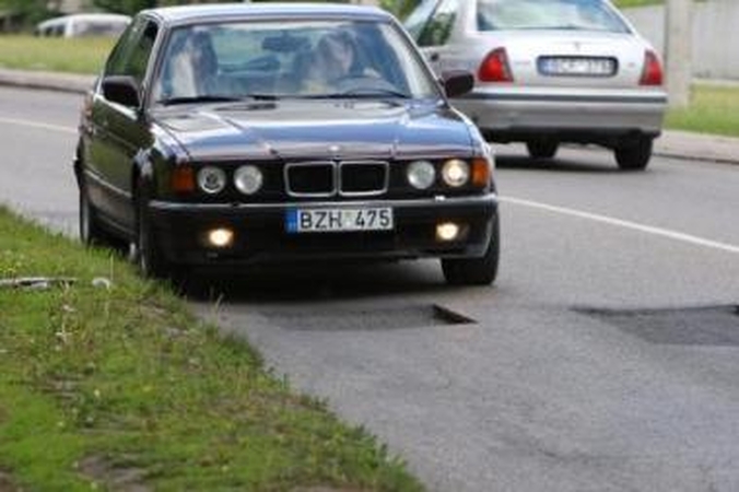 Kolekcija: apie Panerių gatvėje į duobes įlėkusių automobilių skaičių ir patirtus nuostolius leidžia spėti šalia gyvenančios moters surinkta ratlankių gaubtų kolekcija.