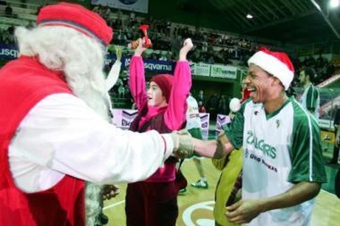 Tradicija: "Žalgirio" legionierius M.Brownas (dešinėje) neįsivaizduoja Kalėdų be savo artimųjų.