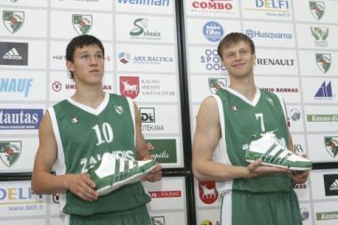 Partnerystė: krepšininkų Žygimanto Janavičiaus (kairėje) ir Martyno Pociaus rankose – batų linijos "Team Signature" pagrindiniai modeliai.