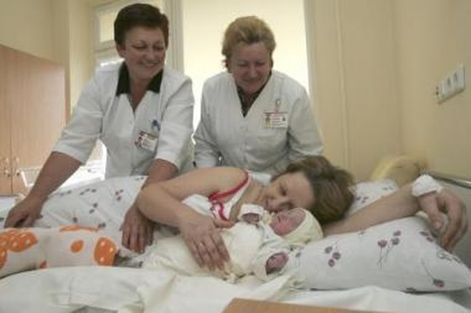 Laimingi: Gimdymo skyriaus vyresnioji slaugytoja V.Stankevičiūtė ir jos kolegė iš Akušerijos skyriaus Virginija Aksionova negali nesidžiaugti R.Stemplienės iš Vilkaviškio naujagime.