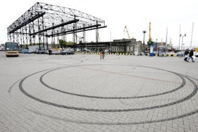 Pėdsakai: Kruizinių laivų terminalas klaipėdiečius ir miesto svečius pasitinka juodais ratilais ir dryžiais.