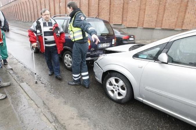 Po viaduku susidūrė trys mašinos