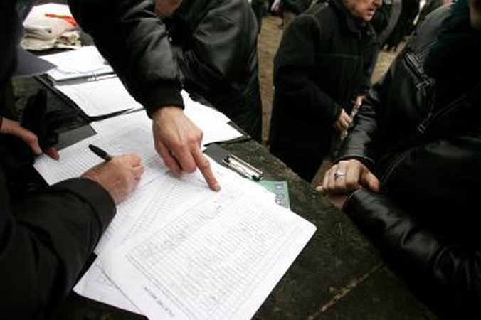 Valdininkai neįsileido renkančiųjų parašus dėl referendumo