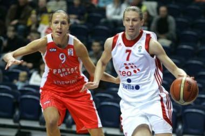 Įtikino: J.Štreimikytė-Virbickienė (dešinėje) rudenį puikiai žaidė su "Spartak", o pavasarį su šia komanda laimėjo Eurolygą.