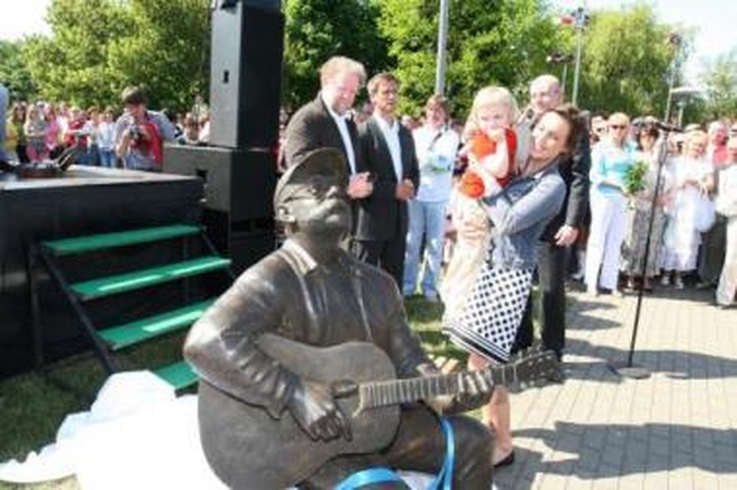 Renginiai: šalia paminklo V.Kernagiui turėtų atsirasti Bardų skverelis su virš scenos pakilusiu burės formos stogu.