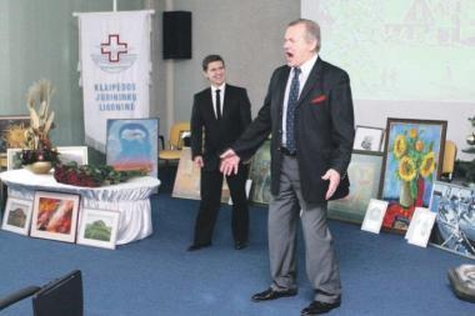 Padėka: buvę pacientai E.Kaniava ir Deivis ligoninės kolektyvui atsidėkojo koncertu.