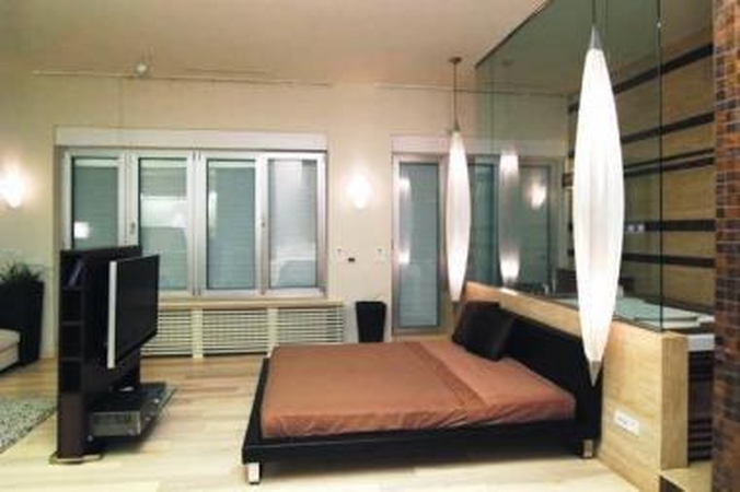 Įspūdis: tarsi ore kybantys originalūs šviestuvai, derantys prie sieninių lempų, sukuria lengvumo, trapumo pojūtį, kurį sustiprina skaidrūs paviršiai ir juose atsispindinčios...