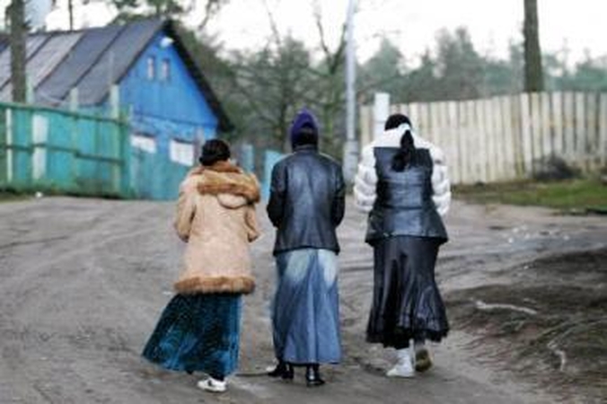 Palaikymas: romai tikina, kad be valdžios pagalbos neišgyventų.
