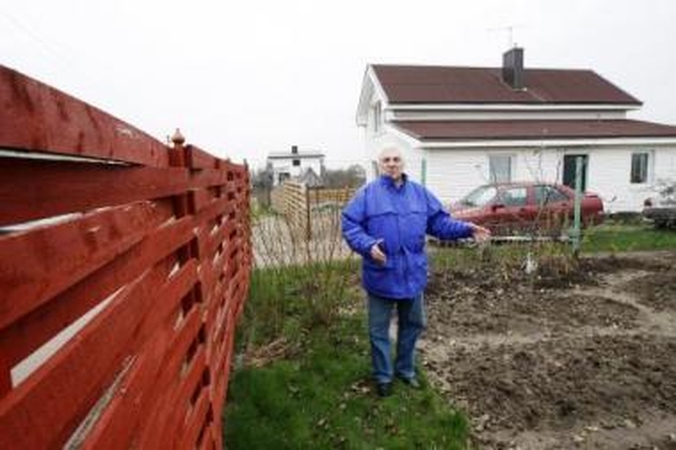 Nuosavybė: pensininkas S.Dikšas teisme turi įrodinėti, kad neužgrobė svetimos žemės, o kaimynų sklypas padidintas teisto matininko dėka.