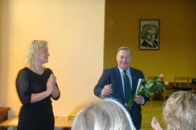 Artimi: rinkinio sudarytoja ir pristatymo organizatorė V.Purlytė nauju leidiniu džiaugėsi ne mažiau už tėtį – pjesių autorių prof. G.Purlį.