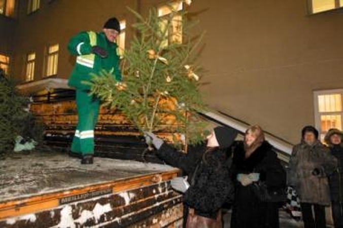 Atsisveikinimas: nupuoštos eglutės kasmet surenkamos ir išvežamos per šventę Mokytojų namų kiemelyje.