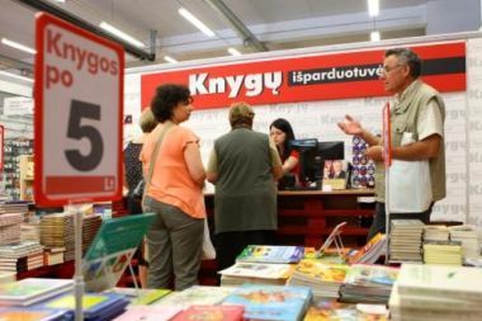 Nusivylė: ištikimi knygų gerbėjai veltui tikėjosi, kad už kelis litus pavyks įsigyti naujausią bestselerį.