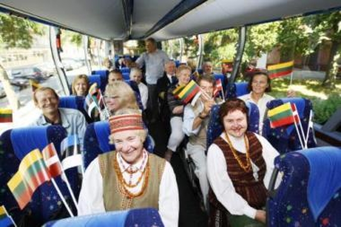 Pakylėti: klaipėdiečių delegacijos atstovai į jubiliejinį Baltijos kelią išvyko pasipuošę tautiniais kostiumais ir apsirūpinę tautine simbolika.