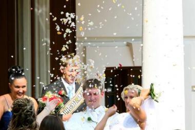 Grėsmė: politikų svaičiojimai, kad iš rotušėje ne vieta jaunavedžiams, nesiliauja.