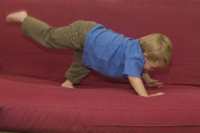 Pjūvis: baldai, kuriuose, be porolono, naudojamos zigzaginės bei kūginės spyruoklės, ypač patvarūs ir minkšti.