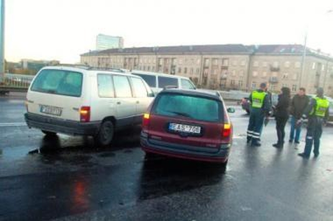 Spąstai: vakar ryte viadukai ir tiltai buvo virtę čiuožyklomis.