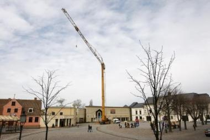 Prielaida: Teatro aikštėje atsiradusį kraną ne vienas klaipėdietis susiejo su Dramos teatro rekonstrukcija.