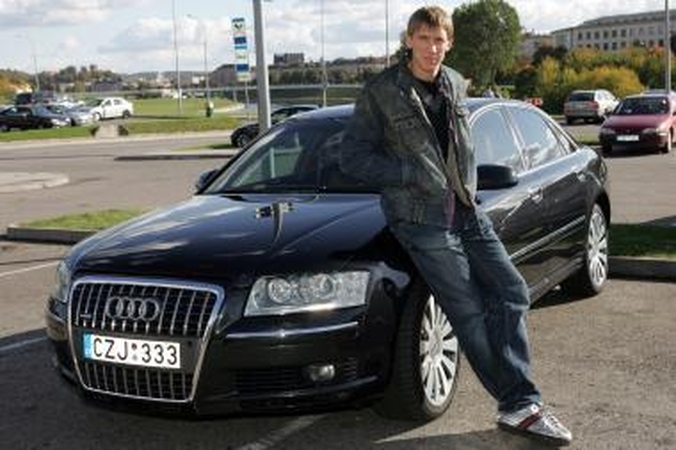 D.Šalengos "Audi A8" saugo kryžius