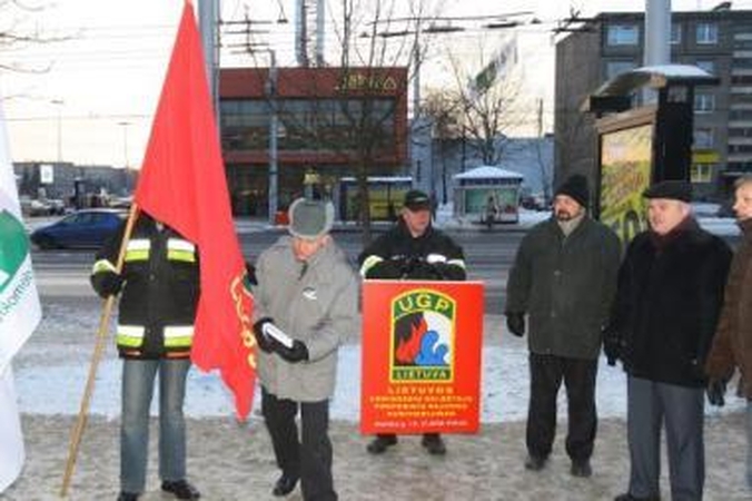 Beprasmiška: į nuo ankstaus ryto šaltyje trypčiojančius piketuotojus Kauno rajono politikai nekreipė jokio dėmesio.
