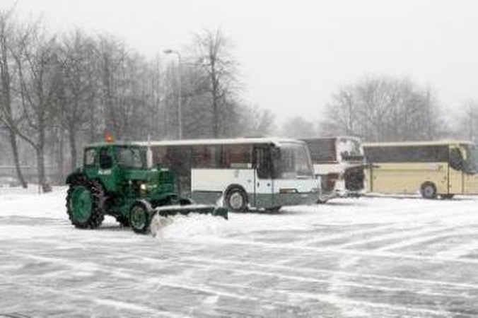 Rūpestis: kad autobusai pravažiuotų, sniegas valomas ir autobusų stoties teritorijoje.