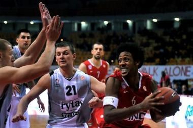 Meistriškumas: J.Childressas (su kamuoliu) dažnai siautė po vilniečių krepšiu.