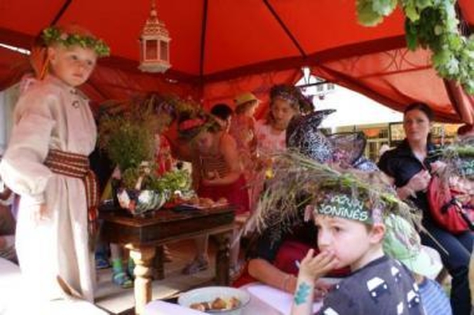 Tradicijos: Mažųjų Joninės vaikus supažindina su šios šventės papročiais: kaip pinti vainiką, ieškoti paparčio žiedo ir senolių puoselėtomis tradicijomis.
