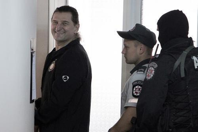 H.Daktaras neprabilo, bet užvertė teismą prašymais