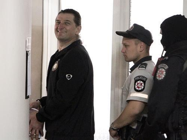 Byloje – reikalavimas iškasti auką