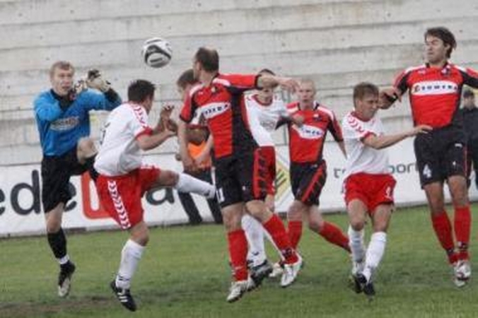 Egzaminas: "LKKA ir Teledema" ekipos futbolininkai (balti marškinėliai) dideliu skirtumu pralaimėjo "Sūduvai".