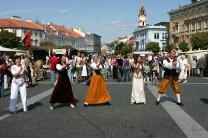 Linksmybės: mugės muzikantai kvietė visus prisijungti prie jų šokių.