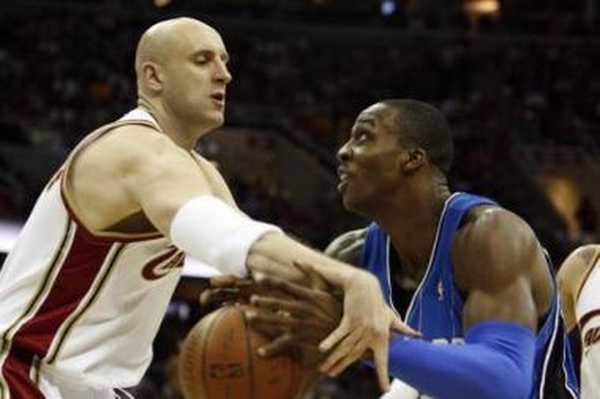 Sustabdė: Ž.Ilgauskui (kairėje) pavyko sustabdyti "Magic" taraną D.Howardą – jis, per pirmąsias Rytų finalo rungtynes pelnęs 30 taškų, antrosiose tesurinko 10.