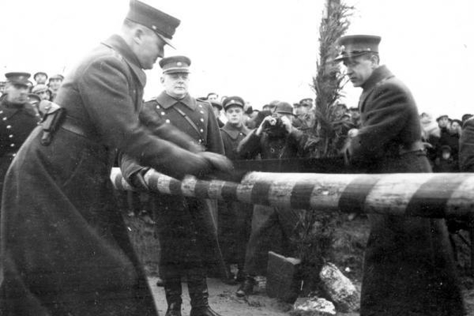 Paaiškėjo: kelio užkardą ties Skėteriais Širvintų rajone dvitraukiu pjūklu pjauna pasienio policijos karininkai I.Reinys (dešinėje) ir Žukauskas.