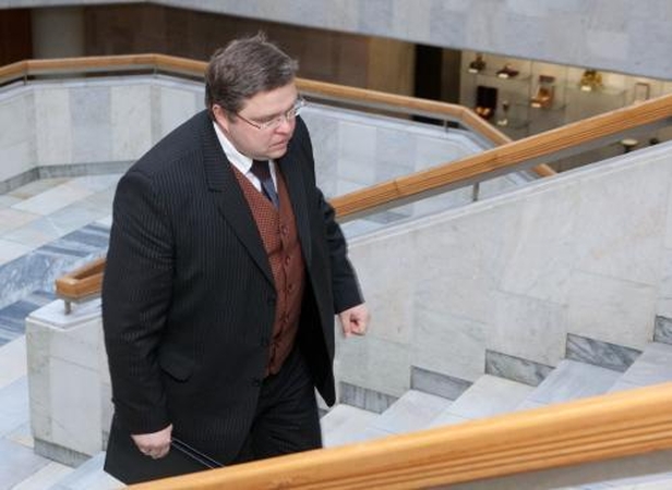 Tirs bankų paslaugų įkainius