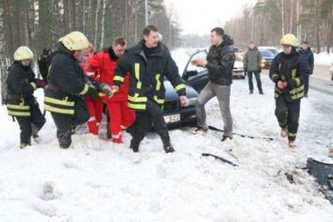 Greitis: merginą prie jūros vežusio apsaugininko kelionė baigėsi avarija – savo mašina jis kliudė dar du automobilius.