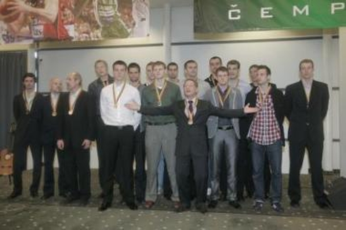Vaizdelis: "Žalgirio" krepšininkams įteikti sidabro medaliai nekėlė džiaugsmo, tačiau V.Romanovas (centre) atrodė buvo daugiau nei patenkintas.