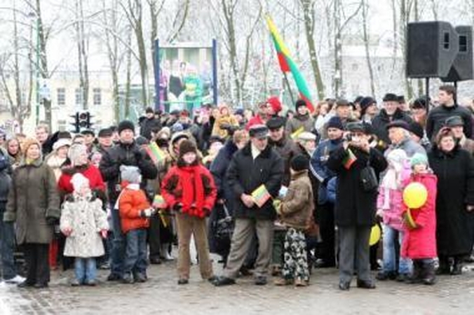 Valstybės atkūrimo diena pražydo trispalvėmis