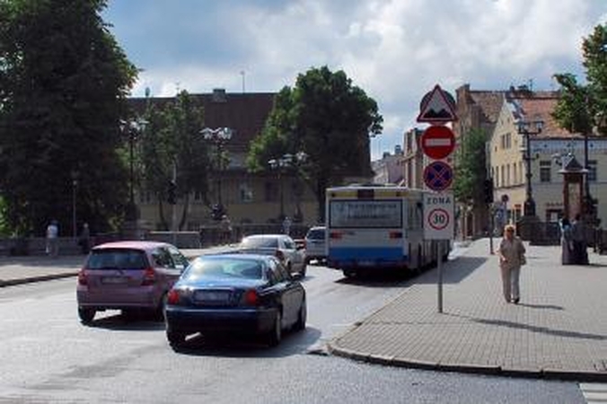 Srautas: nepaisydami draudžiamų ženklų, Tiltų gatve vienas po kito nepaliaujamai važiuoja automobiliai.