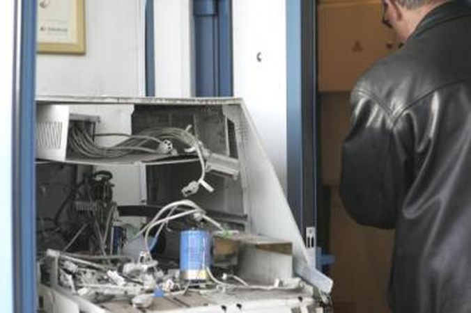 Nuostoliai: kiek bankomate galėjo būti pinigų, "Snoro" atstovai kol kas neatskleidžia.