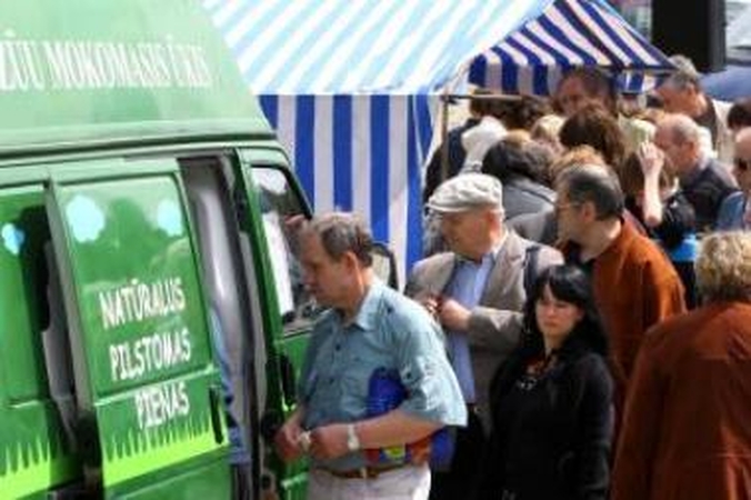 Konkurencija: šeštadienį keliai į netoliese esantį prekybos centrą buvo pamiršti – miestiečiai šurmuliavo ūkininkų turgelyje.